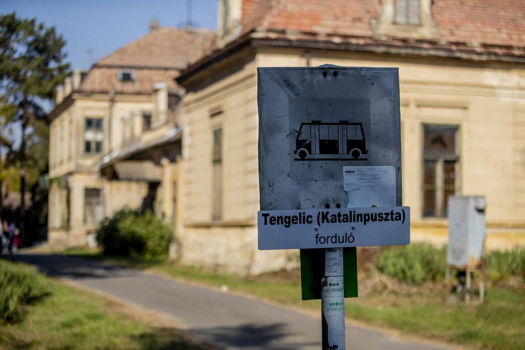 A buszforduló táblája a Schell-kastély előtt (Fotó: Béli Balázs / Alfahír)