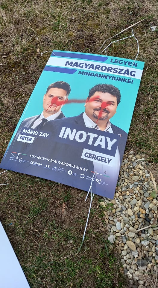 Megrongált ellenzéki plakátok