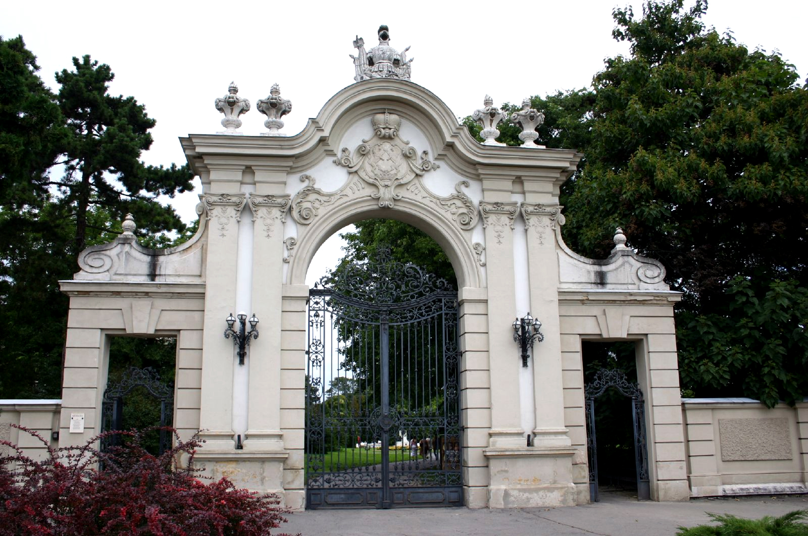 A kastély kapuja. Fotó: Wikipédia