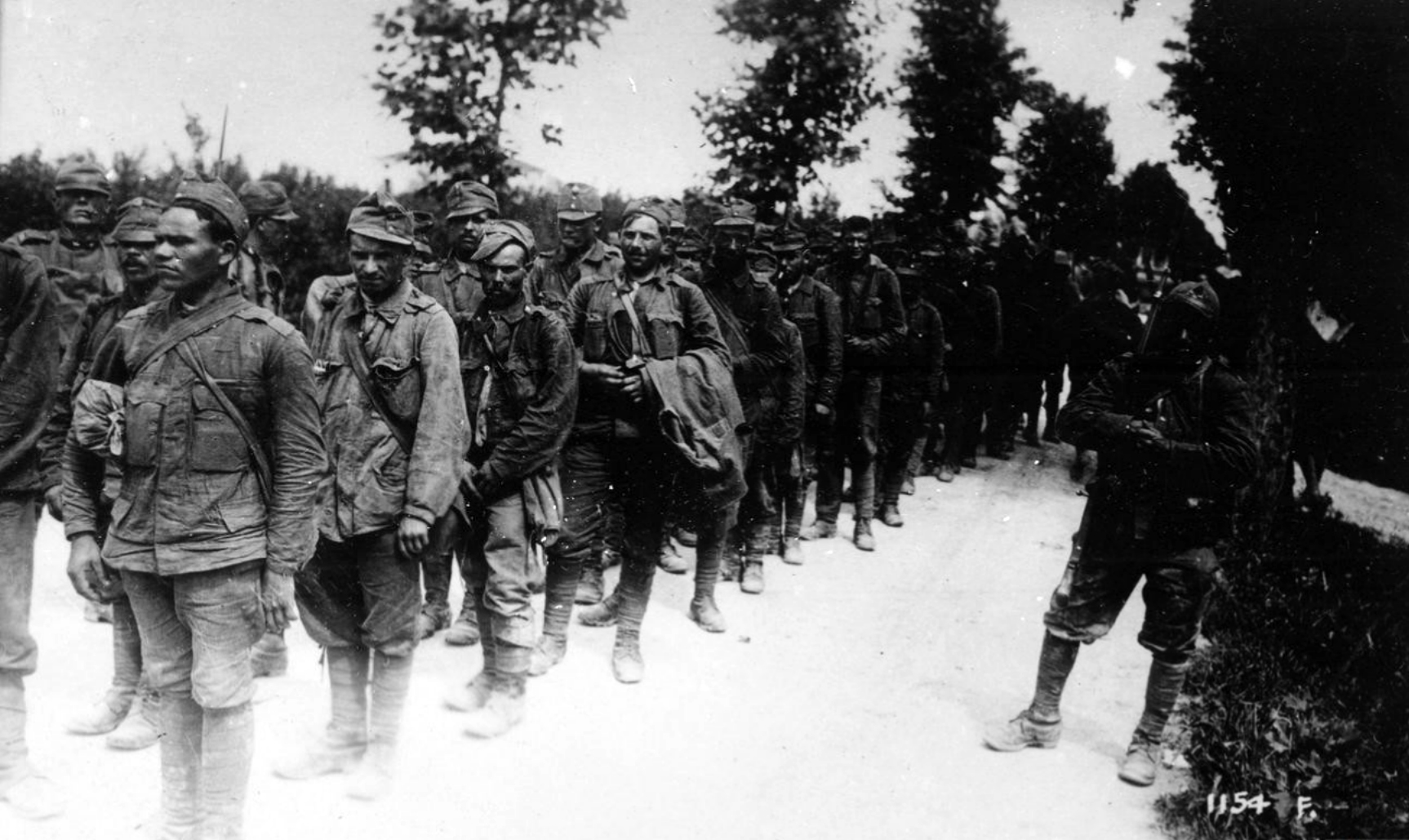 Leharcolt osztrák-magyar hadifoglyok, útban egy gyűjtőtábor felé