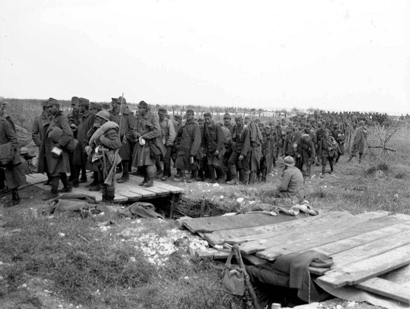 Olasz csapatok osztrák-magyar hadifoglyokat kísérnek