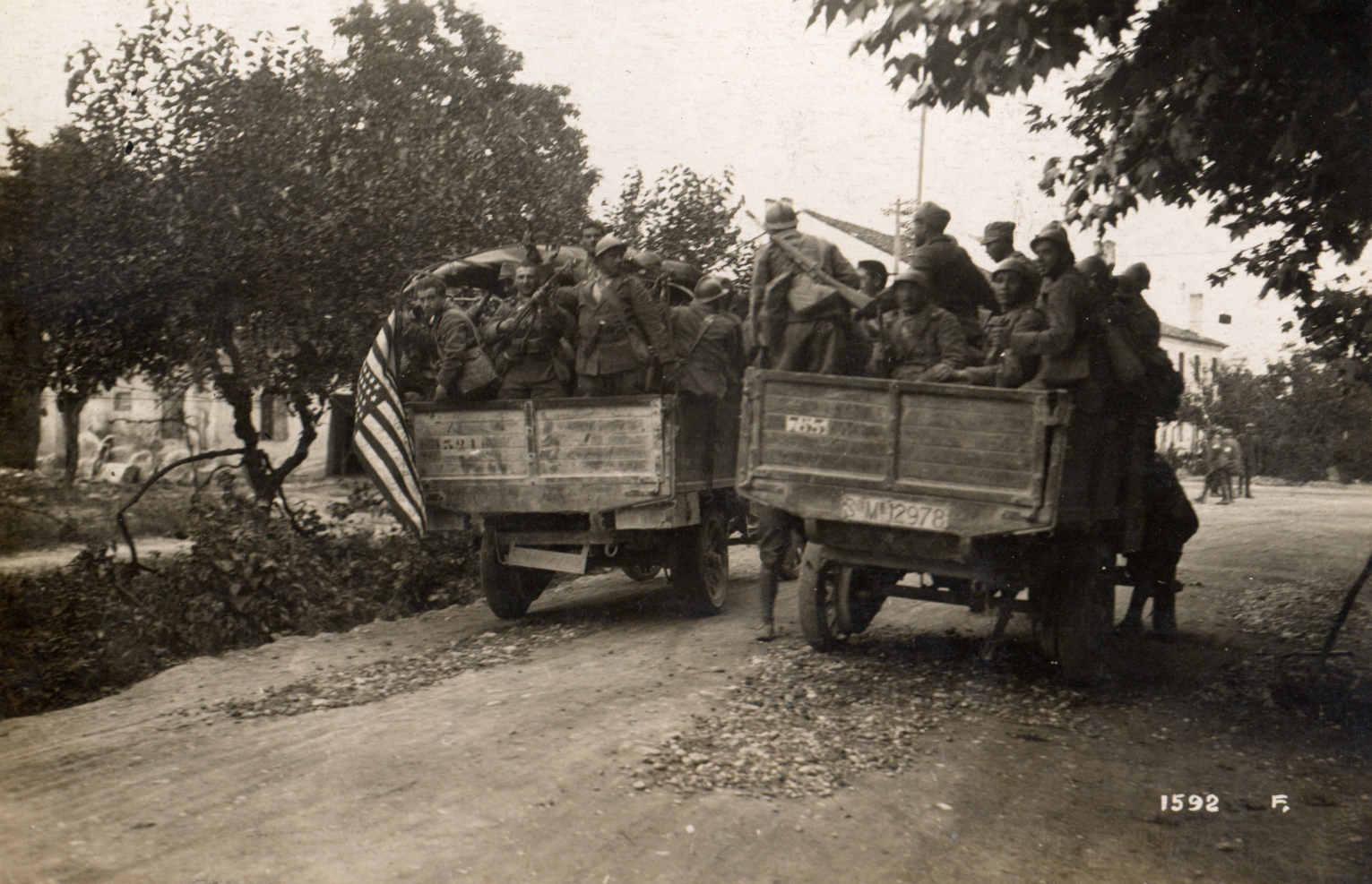 Olasz és amerikai csapatok útban a frontra