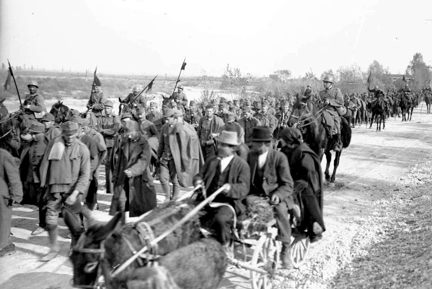 Olasz lovasság osztrák-magyar hadifoglyokat kísérnek a Meduna folyónál
