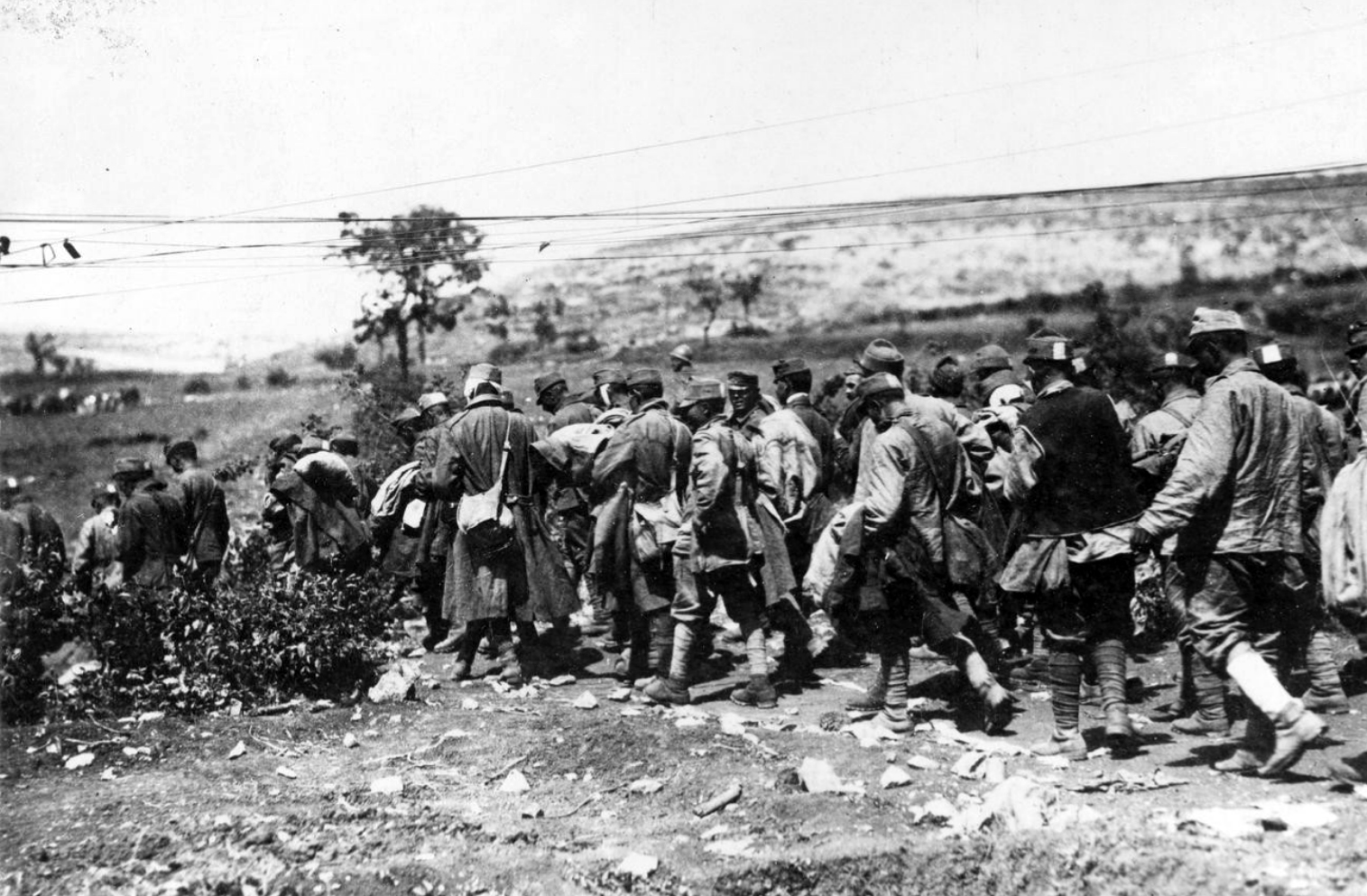 Osztrák-magyar hadifoglyok úton egy gyűjtőtáborba