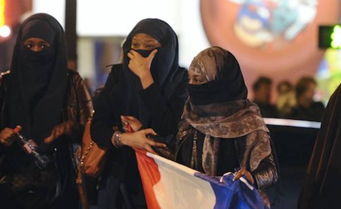 Index - Külföld - Dühödt tüntetők akasztják a francia elnököt az iszlám világban