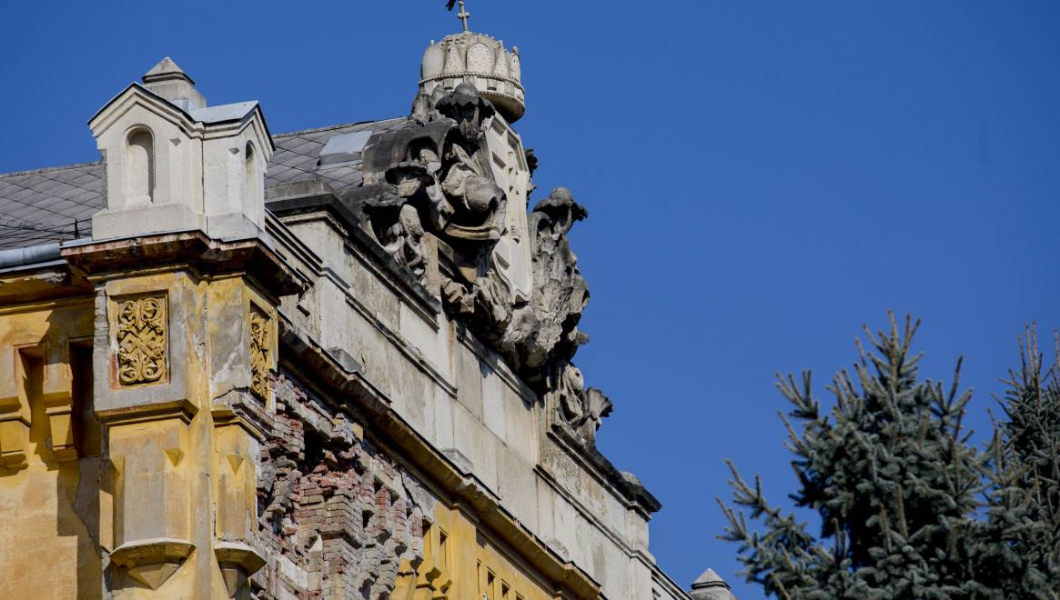 Borzalmas állapotban van a főépület címeres díszítése is, látható, ahogy téglasorok hiányoznak az egyébként méteres vastagságú falból. Fotó: Béli Balázs/alfahir.hu