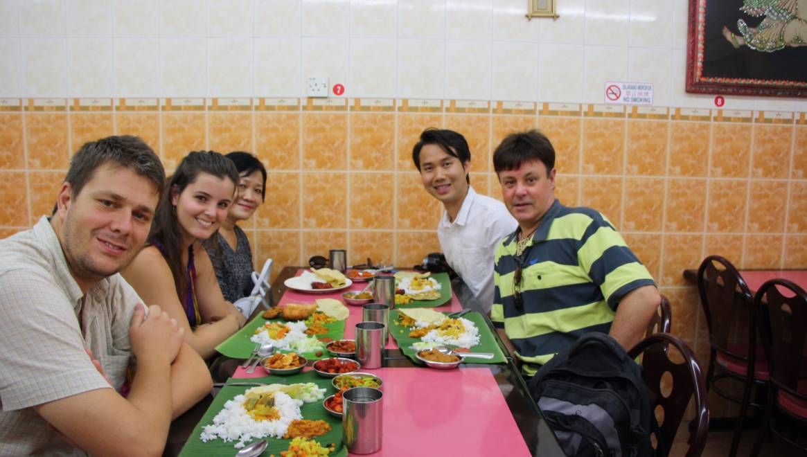 Dél-indiai pálmalevél vacsora Ausztrál barátainkkal, Penang 'kis-India' negyedében, Malajzia