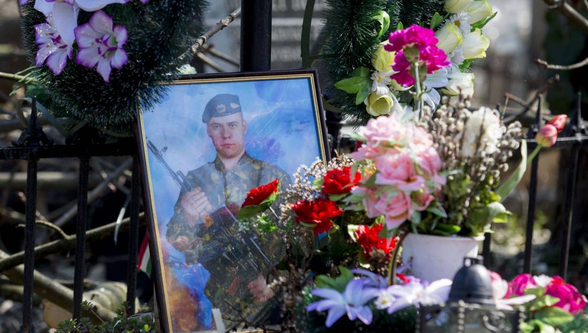 Egy másik magyar katona sírhelye a beregszászi katolikus temetőben.