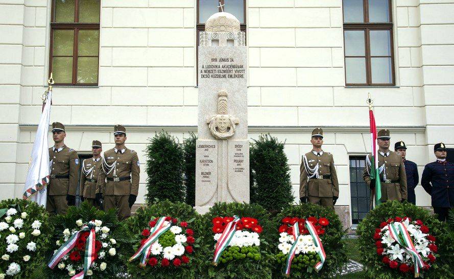 A nemzeti felkelés 100. évfordulójára újraállított emlékoszolop a Ludovikán