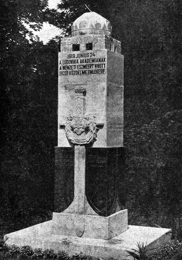 Az ellenforradalom mártírjainak 1920-ban felállított emlékoszlopa a Ludovikán