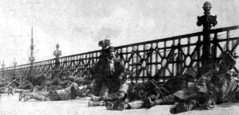 Vöröskatonák tüzelnek a monitorokra a Ferenc József hídnál (beállított kép)