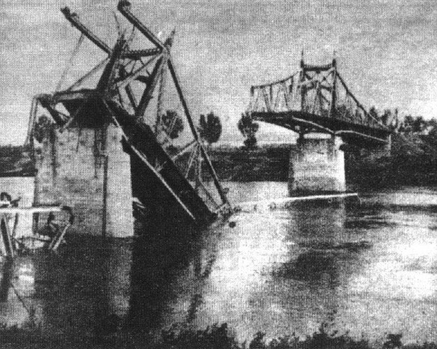 A visszavonulás közben felrobbant szolnoki közúti híd