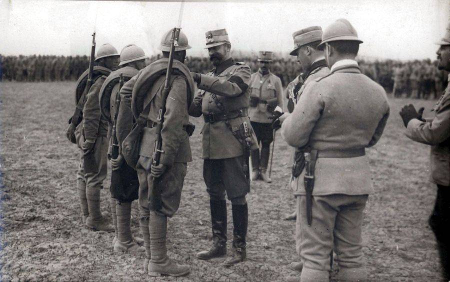 Ferdinánd király román katonákat tüntet ki a magyarországi fronton