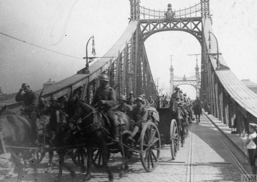 Román csapatok a Ferenc József(Szabadság) hídon