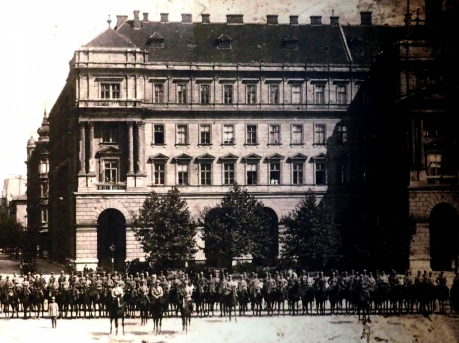 Román lovasság a Kossuth téren, háttérben a Földművelésügyi Minisztérium épülete