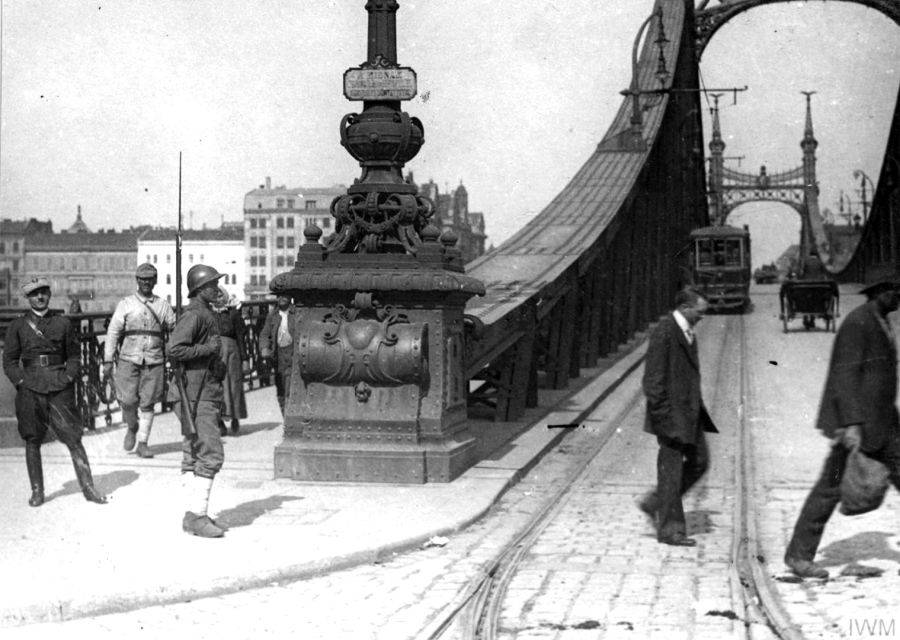 Román őrség a Ferenc József (Szabadság)-hídon