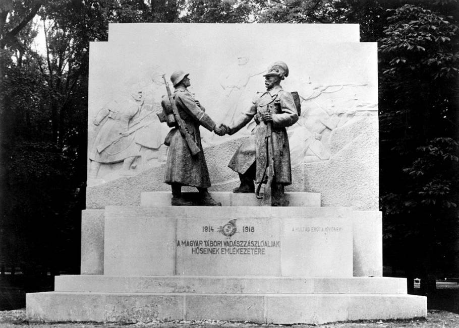 A tábori vadászok első világháborús emlékműve régen