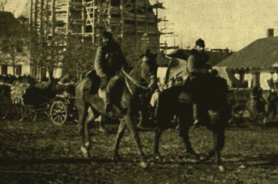 Magyra huszárok Limanova főutcáján, háttérben a felállványozott templom