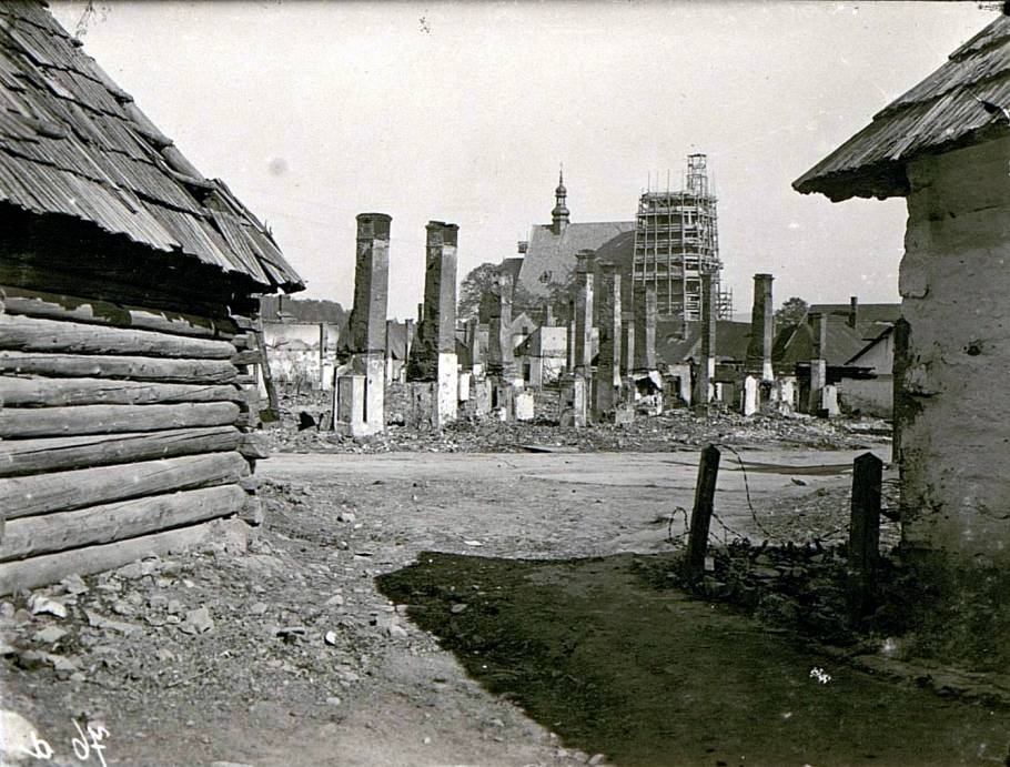 Leégett limanovai házak, háttérben a felállványozott templom