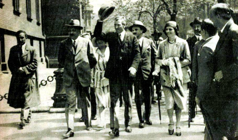 Prónay kalapját emelve köszön, miközben a bíróságról távozik 1931-ben