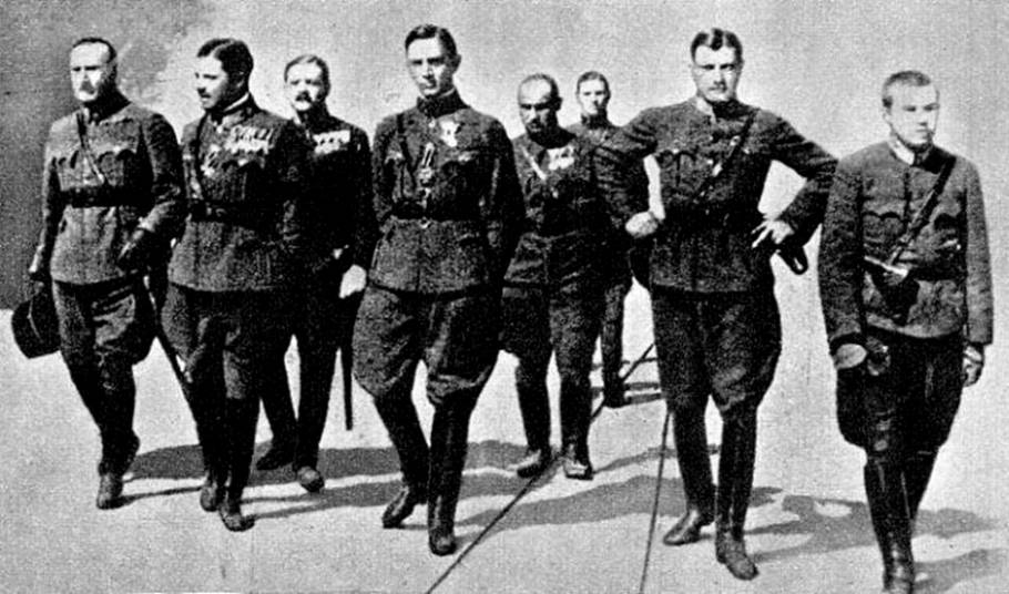 Ostenburg-Moravek Gyula (balról a második) és különítményesei