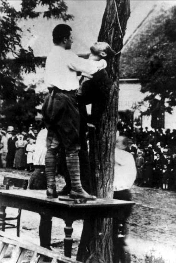 Bibó Dénes főhadnagy akasztja Somogyi Ferencet Tabon, 1919. augusztus 23-án