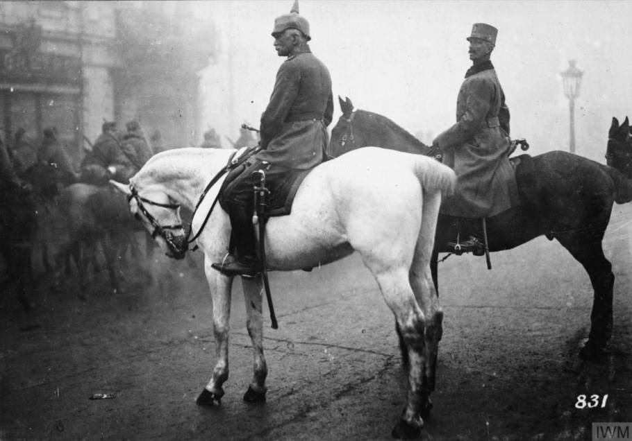 Mackensen az elvonuló magyar huszárokat szemléli Bukarestben