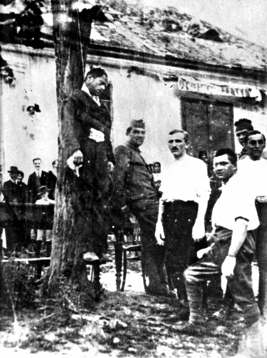 A felakasztott Somogyi Ferenc, az előtérben Bibó Dénes