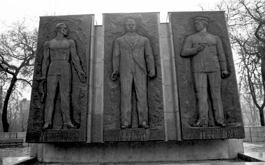 Az 1967-ben felállított Szamuely, Kun, Landler-szobor a Ludovika előtti téren, 1973-ban