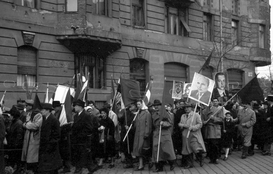 Budapesti kommunista felvonulás a Tanácsköztársaság prominenseinek arcképével, 1955-ben