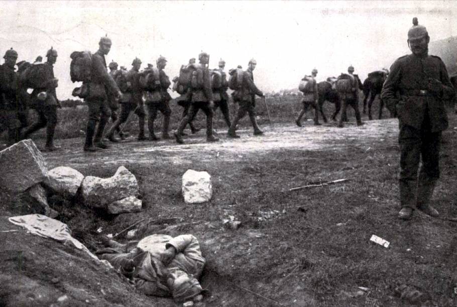 Német gyalogság és egy elesett román katona a brassói csata után