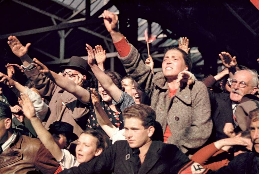 Az Anschlusst ünneplő tömeg