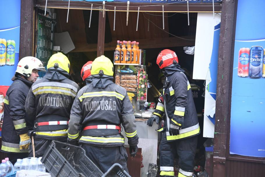 Tűzoltók egy fővárosi élelmiszerboltban