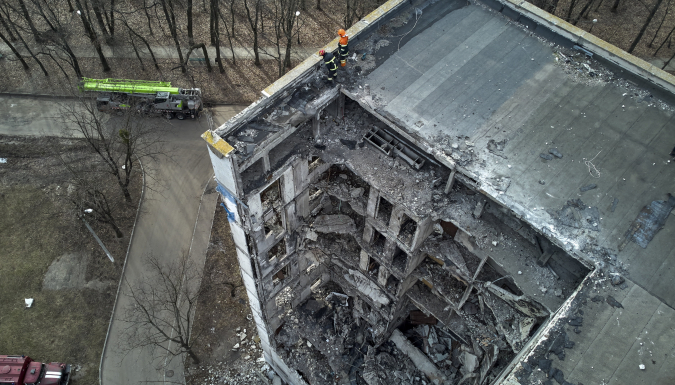 Ukrajna, ukrán, háború, harkiv, harkov, Orosz tüzérségi támadásban megrongálódott lakóépület
