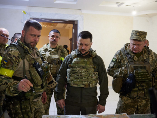 Volodimir Zelenszkij katonákkal a fronton, Harkovban 