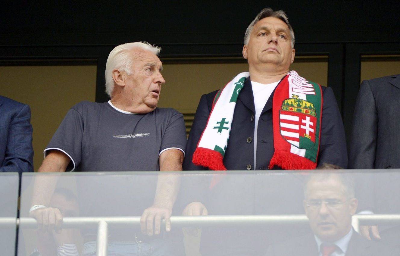 Orbán Viktor és édesapja, Orbán Győző egy 2014-es futballmeccsen.