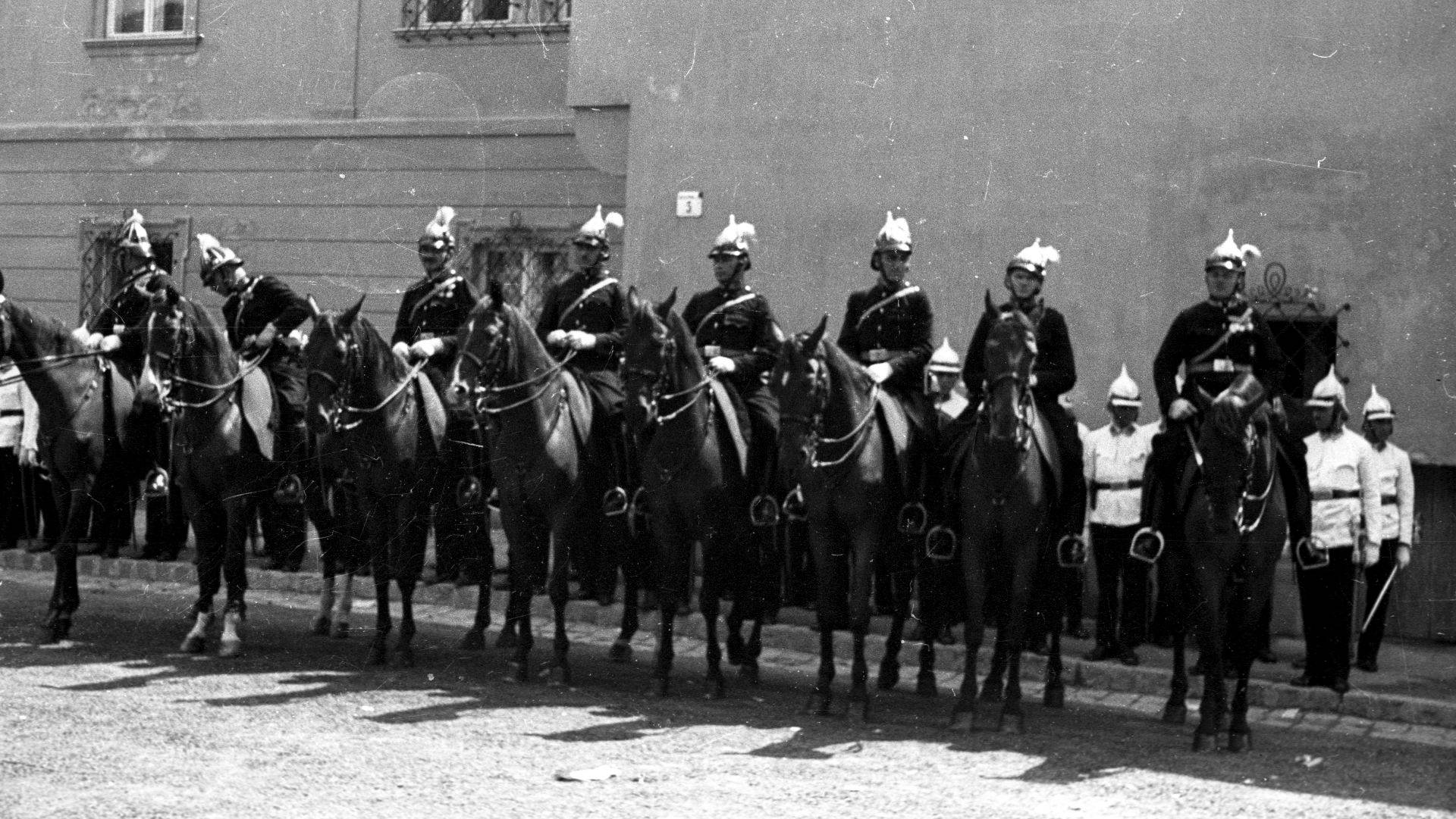 Lovasrendőrök 1940-ben a Budai Várban