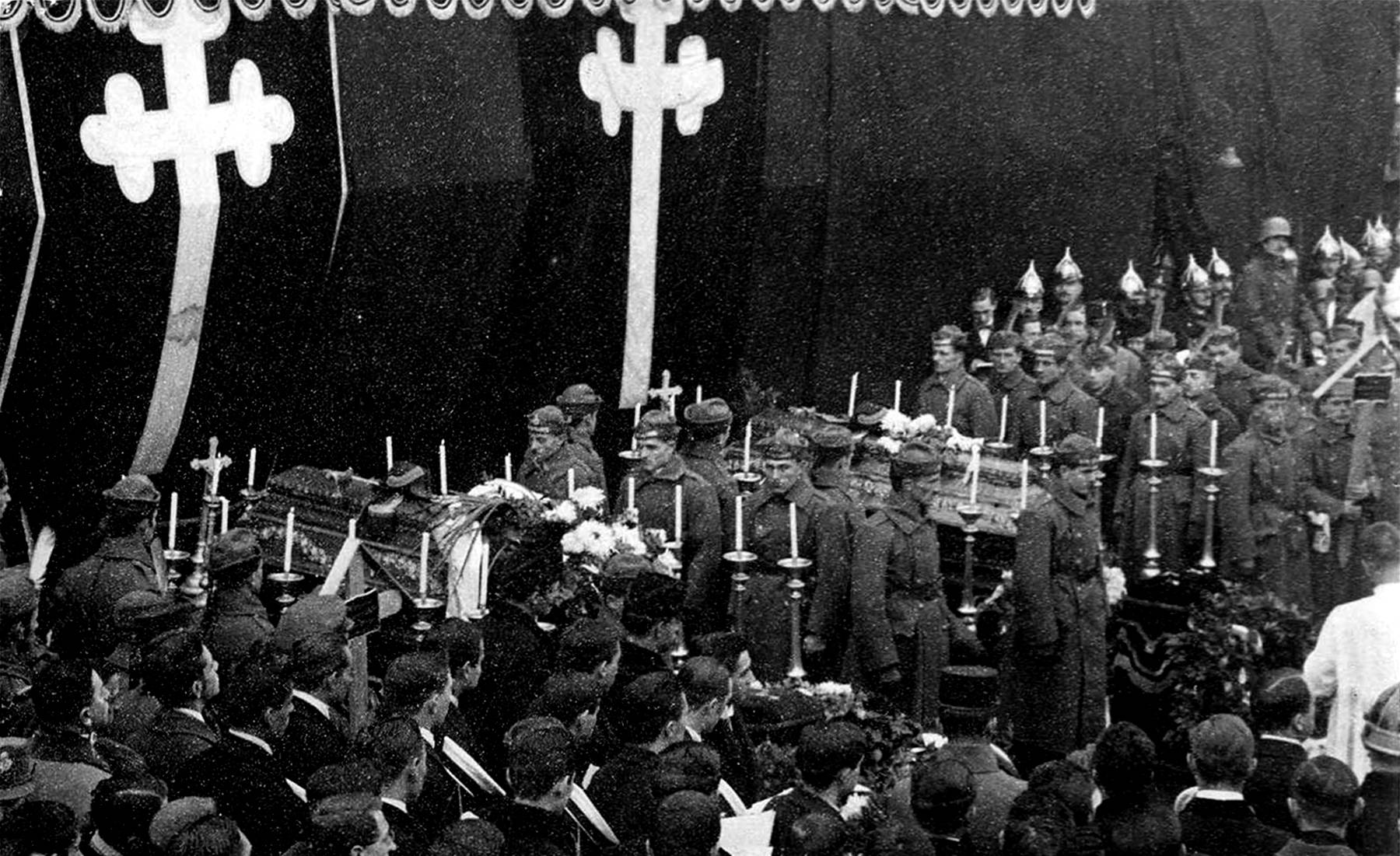 Csicsery László és Máhr Jenő, a monitorlázadás alatt hősi halált halt sorhajóhadnagyok temetése