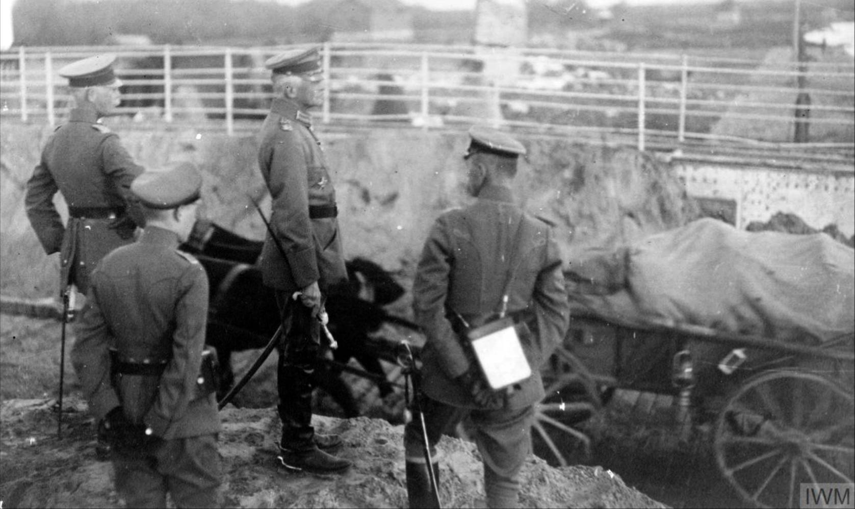 Mackensen a német csapatok Dunán való átkelését szemléli Bukarest felé
