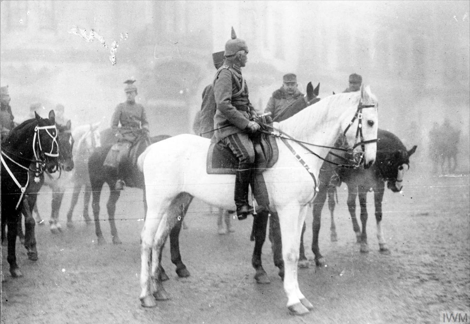 Mackensen a Bukarestbe bevonuló csapatokat szemléli