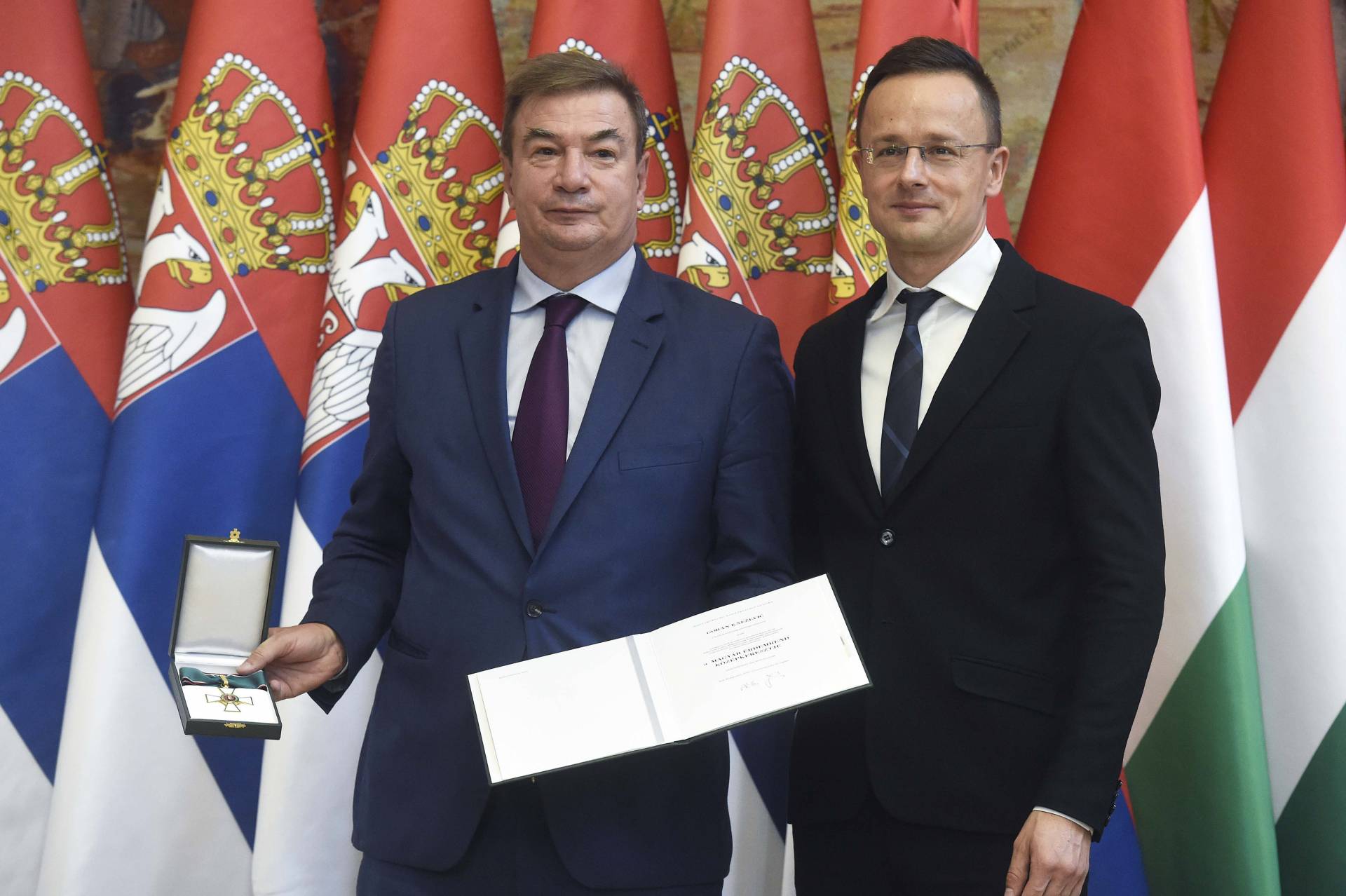 Szijjártó Péter külgazdasági és külügyminiszter (j) és Goran Knezevic szerb gazdasági miniszter aláírja a Szerb-Magyar Gazdasági Vegyes Bizottság tízedik ülésének jegyzőkönyvét a tárgyalás utáni sajtótájékoztatón a Külgazdasági és Külügyminisztériumban 2019. november 13-án.