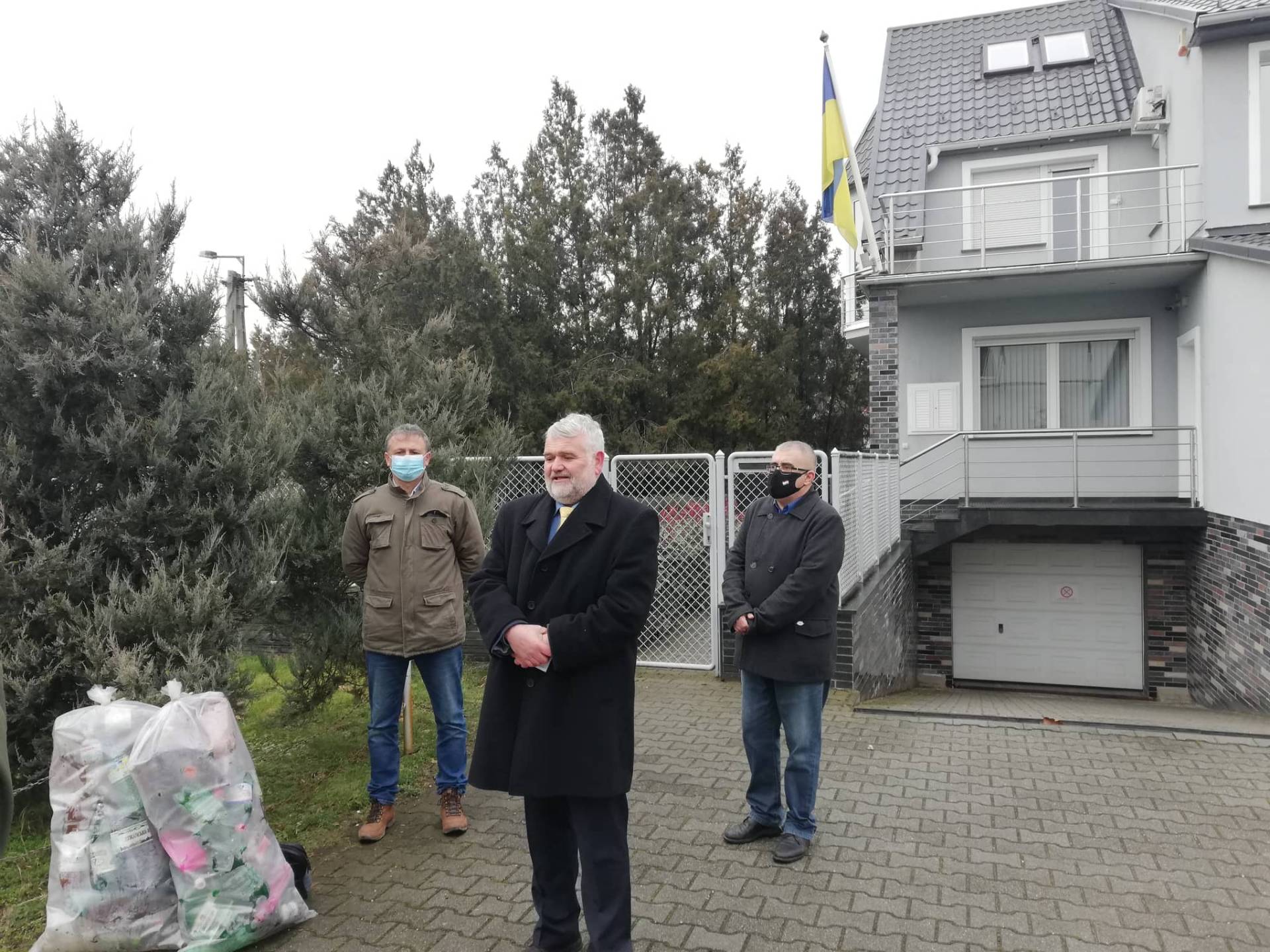 Sajtótájékoztató a nyíregyházi ukrán konzulátus előtt