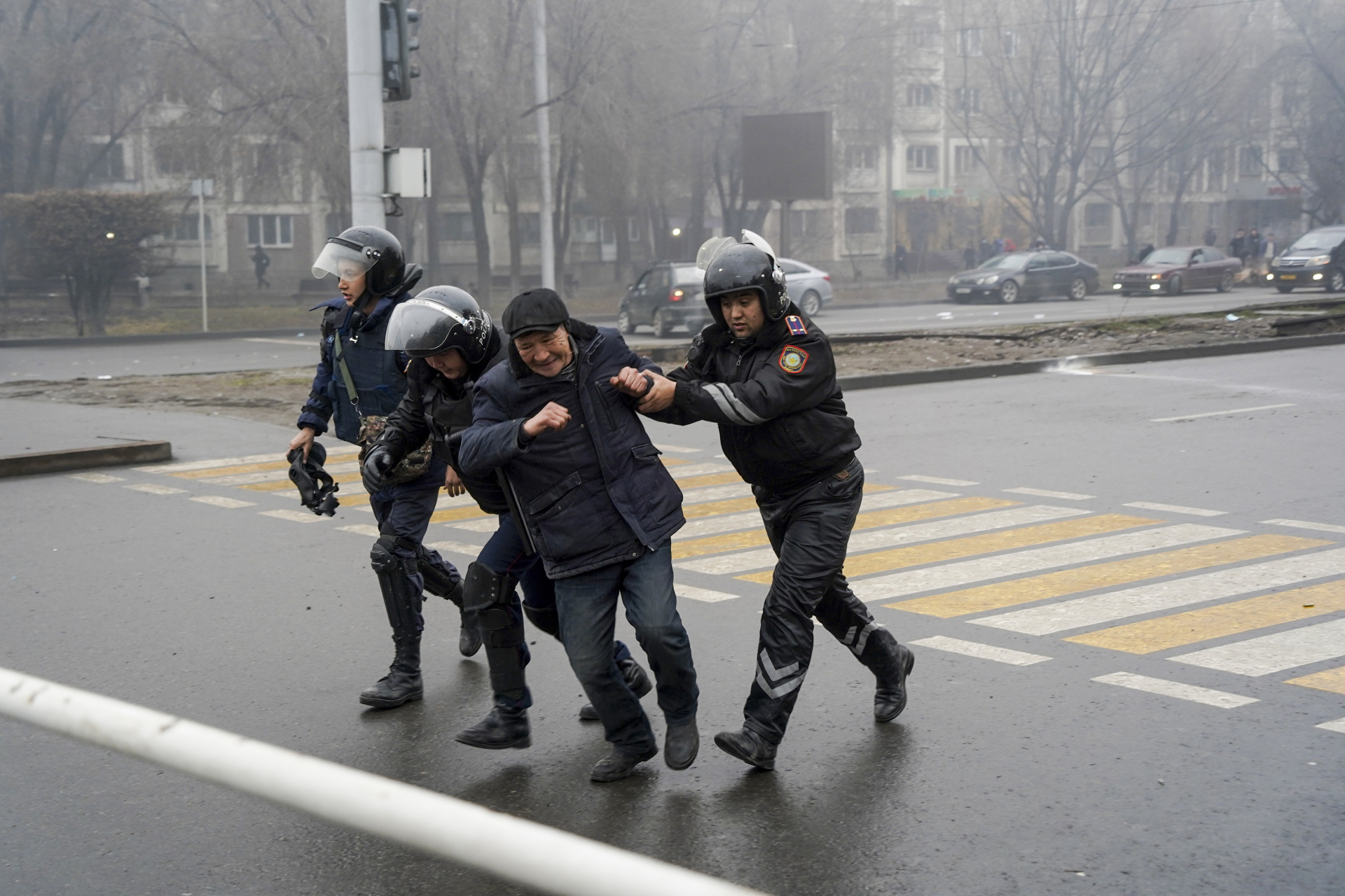 Kazahsztán, rohamrendőr, tiltakozás, tüntetés, őrizet