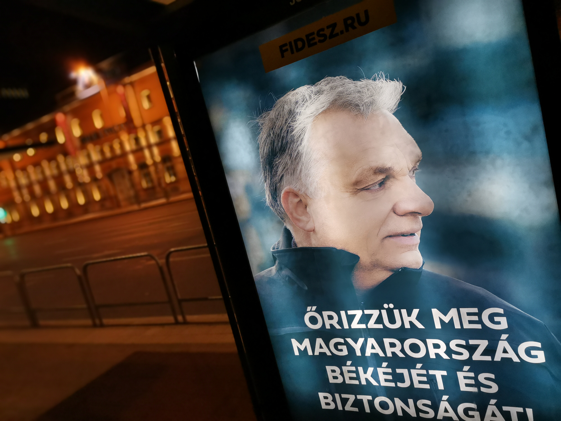 A Momentum aktivistái "kiegészítették" a Magyar Kormány plakátjait