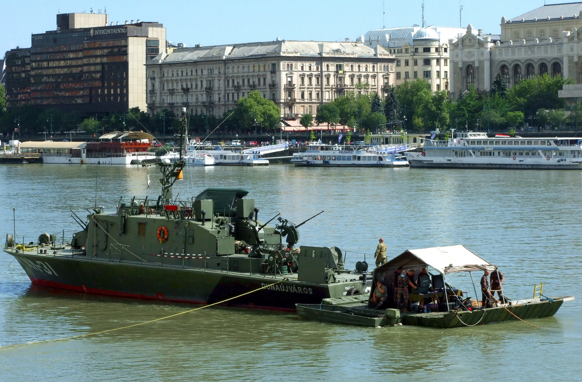 Robbanótestet keresnek tűzszerészek honvédségi hajóval a Dunában az Erzsébet híd és a Lánchíd között. (Budapest, 2018. július 3.) 