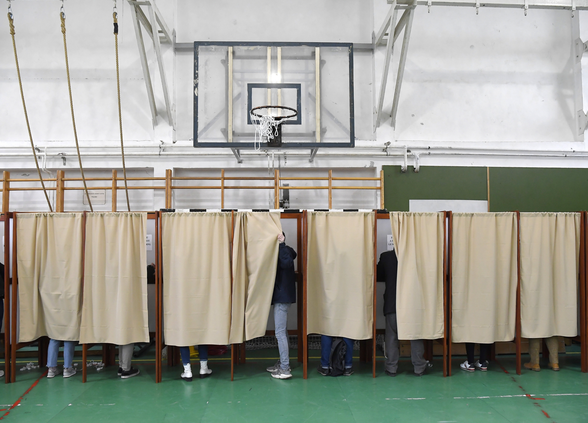 Átjelentkező szavazók a Gazdagrét-Csíkihegyek Általános Iskolában kialakított 115. számú szavazókörben az országgyűlési választáson és gyermekvédelmi népszavazáson 2022. április 3-án.