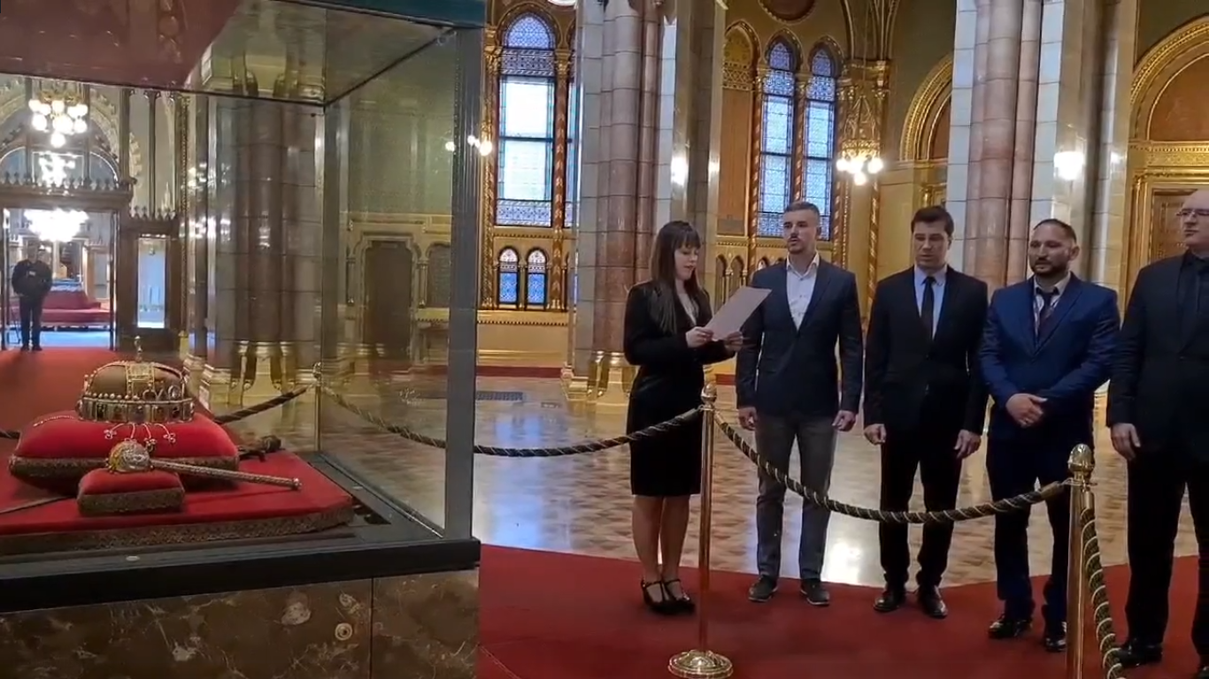 A Szent Korona előtt tett esküt a Jobbik frakciója | Alfahír