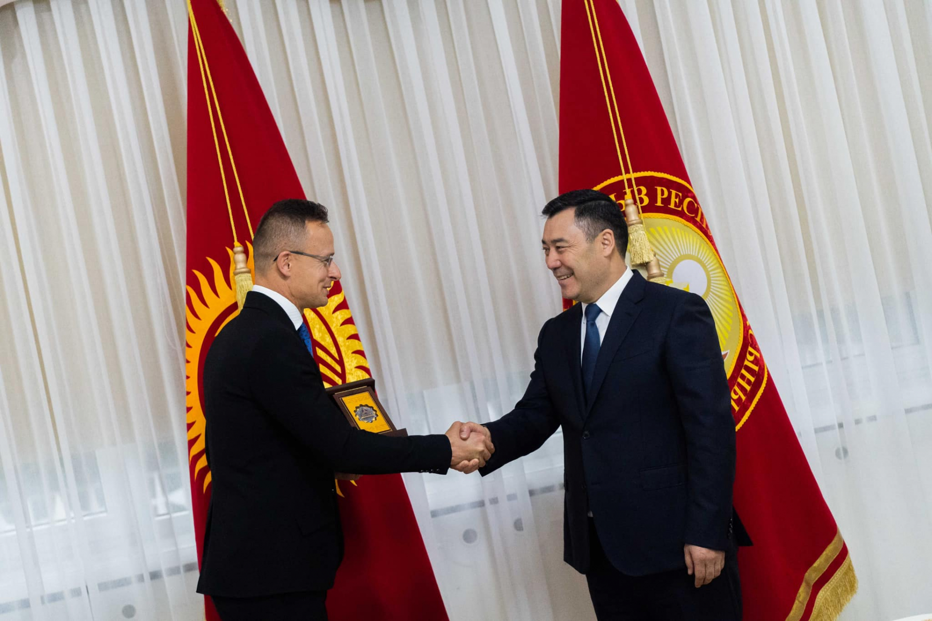 Szijjártó Péter és Szadir Zsaparov kirgiz elnök Fb