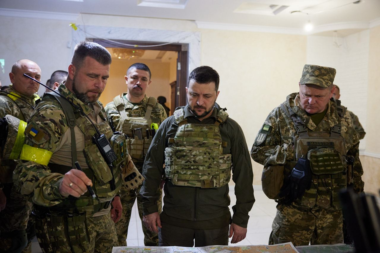 Volodimir Zelenszkij katonákkal a fronton, Harkovban 