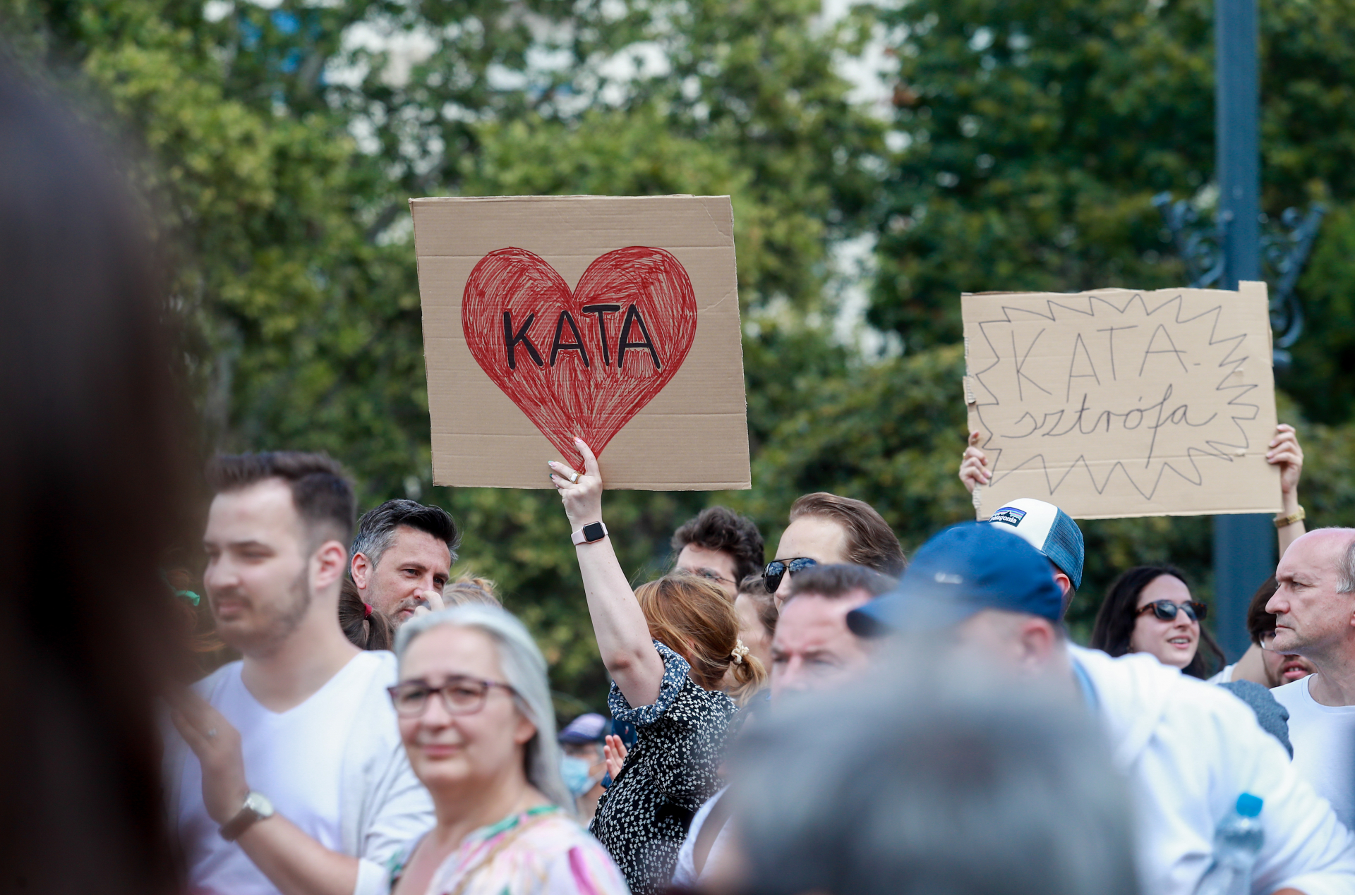 kata-törvény elleni tüntetés, tüntető, demonstráció